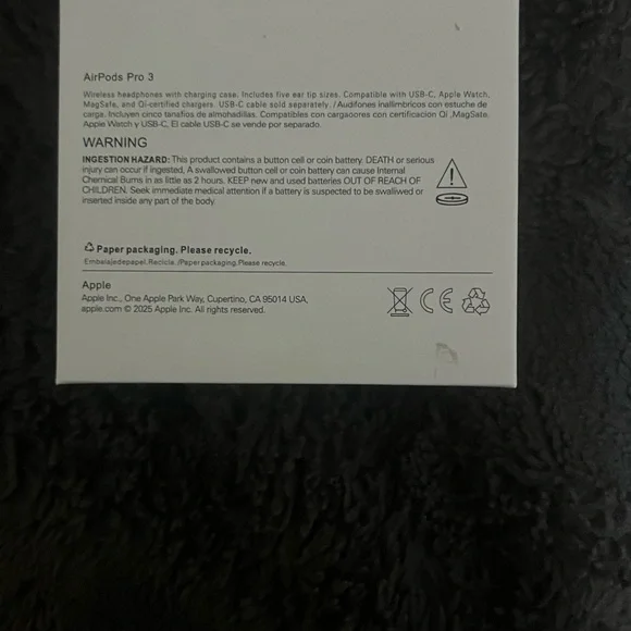 White Wireless Earbuds with Charging Case - Brand: - Picture 3 of 3